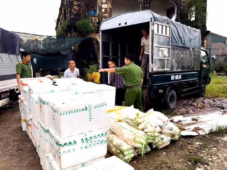 Phương tiện và rau, củ tạm giữ.