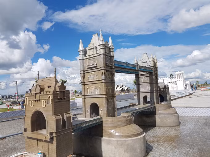 Cầu tháp London là một công trình kết hợp cầu treo với cầu nâng bắc qua sông Thames tại thủ đô London, Vương quốc Anh. Mô hình này được đặt ngay trước cửa công viên, phía trước có hồ nước đang dần được hoàn thiện. Công viên mở cửa tham quan miễn phí, dự kiến tới 2/9 sẽ hoàn thiện toàn bộ. Du khách đến đây có thể sử dụng bãi gửi xe của khu dân cư cao cấp. Ngoài ra trong khu dân cư còn có các dụng cụ tập thể dục ngoài trời, công viên trẻ thơ với các mô hình khủng long lớn, công viên tình yêu...