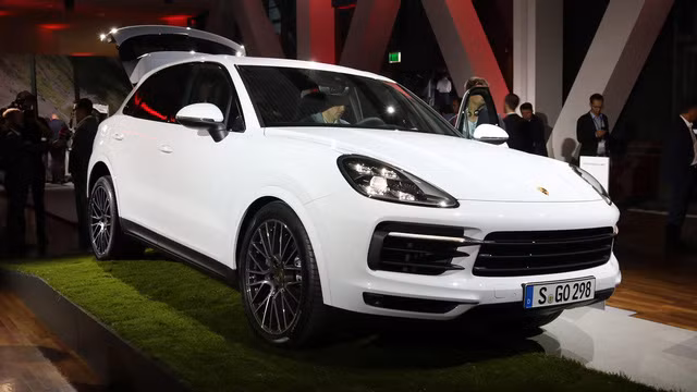 Bước sang thế hệ mới, Porsche Cayenne không chỉ được thay đổi thiết kế mà còn đi kèm nội thất rộng rãi hơn và trọng lượng giảm đáng kể.