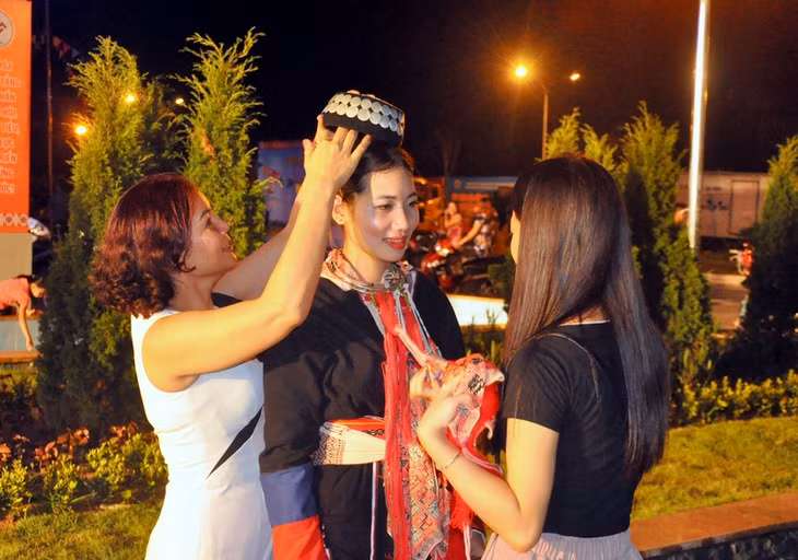 Các diễn viên không chuyên tham gia Liên hoan đều được chuẩn bị kỹ càng, chu đáo về trang phục, đạo cụ...