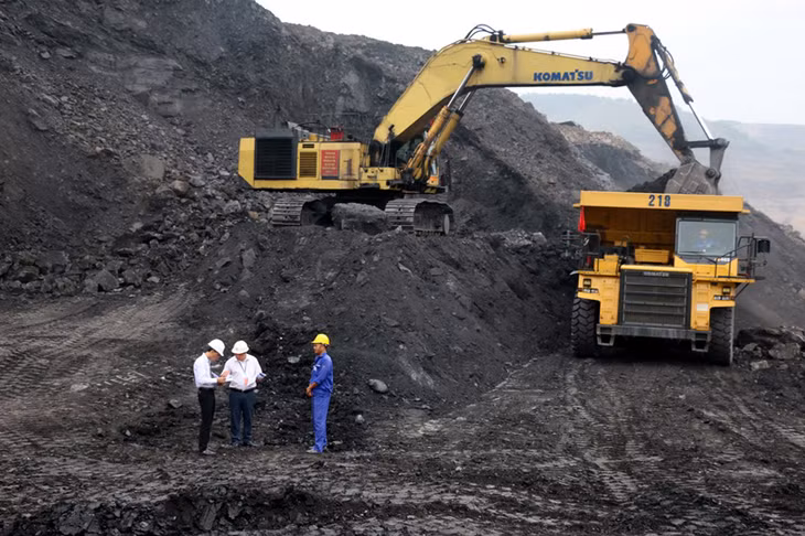 Công nhân Công ty CP Than Hà Tu thi thực hành và tác phong công nghiệp nghề vận hành máy xúc thuỷ lực.