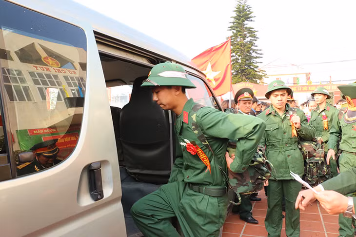 Các tân binh Cô Tô hăng hái lên đường nhập ngũ mùa tuyển quân 2017.