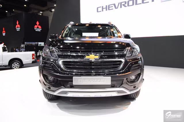 Bên ngoài, Chevrolet Trailblazer Z71 gây ấn tượng với thiết kế ngoại thất mạnh mẽ. Mẫu SUV cỡ trung này được trang bị lưới tản nhiệt mới với thiết kế sắc sảo.