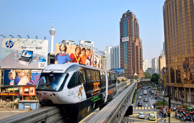 Du ngoạn ngắm cảnh thành phố bằng monorail. Ảnh: youcantravel.eu