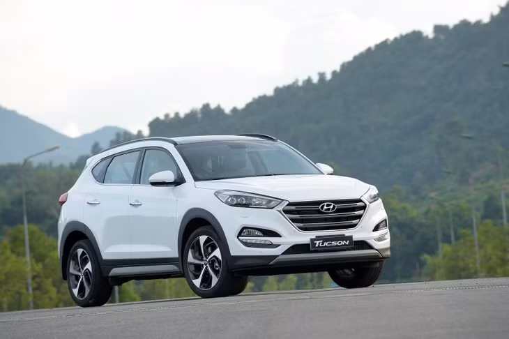 Vừa qua, Hyundai Thành Công đã chính thức giới thiệu chiếc Crossover Hyundai Tucson 2017 CKD với 4 phiên bản đi kèm mức giá từ 815 – 950 triệu đồng. Tại thị trường Việt Nam, Tucson sẽ phải cạnh tranh trực tiếp cùng các đối thủ như Mazda CX-5, Honda CR-V hay Nissan X-trail. Đặc biệt, xét về mức tương đồng thì đối thủ chính của nó là Mazda CX-5.