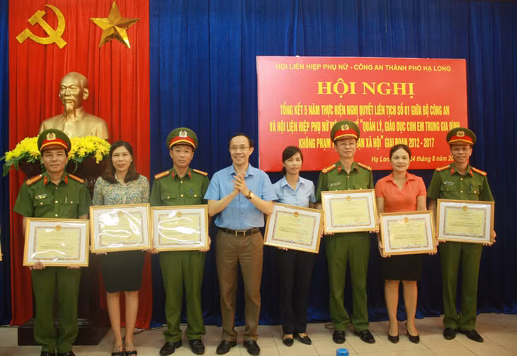 Các tập thể được UBND TP khen thưởng vì có thành tích xuất sắc trong thực hiện Nghị quyết liên tịch số 01