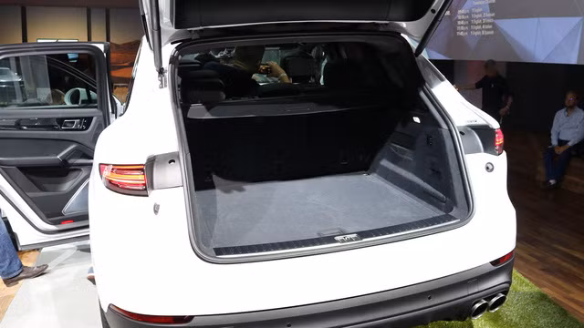 Sự thay đổi ở kích thước mang đến nội thất và khoang hành lý rộng rãi hơn. Theo hãng Porsche, thể tích khoang hành lý của Cayenne 2018 tăng 15% lên 770 lít khi hàng ghế sau dựng lên.