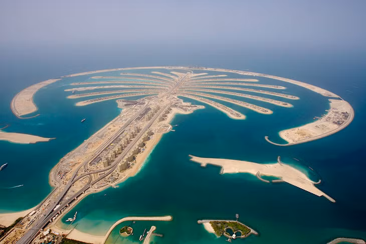 Sự thành công của Burj Al Arab mở đầu cho một kế hoạch táo bạo của Dubai: xây dựng quần đảo khổng lồ. Tiểu vương Mohammed nghĩ ra ý tưởng hình cây cọ để tối đa hóa các bất động sản có bờ biển. Nhánh cọ nhỏ nhất cũng dài gần 1,5 km với nhà cửa ở cả hai bên. Ảnh: Eikongraphia.