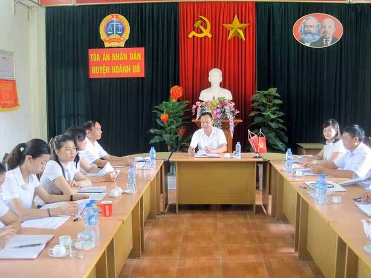 TAND huyện Hoành Bồ tổ chức hội nghị rút kinh nghiệm về việc xét xử các vụ án điểm trong năm 2017.