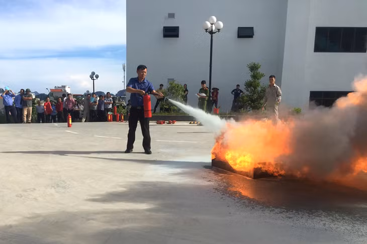 Trung tâm Nghiên cứu ứng dụng và đào tạo huấn luyện phòng cháy chữa cháy-cứu nạn cứu hộ hướng dẫn kỹ năng dùng bình chữa cháy để dập lửa.