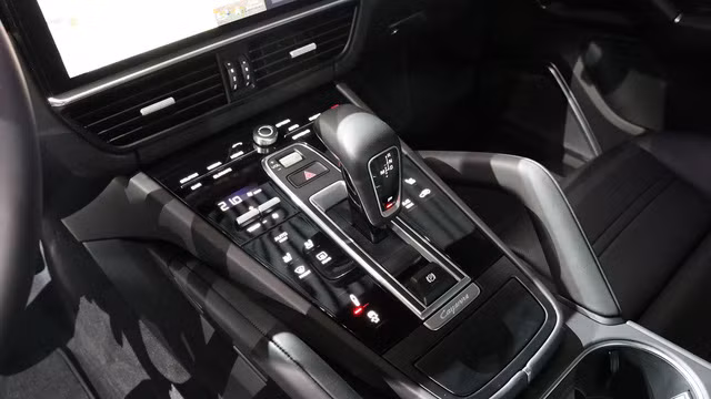 Bên dưới màn hình là cụm điều khiển trung tâm có thiết kế đơn giản hơn, đi kèm những nút điều khiển cảm ứng màu đen.