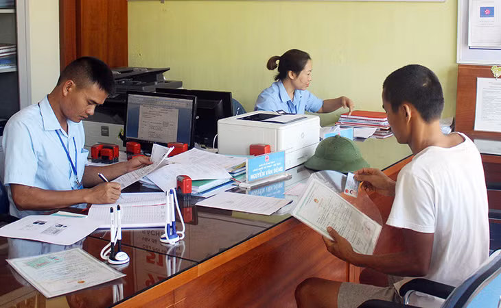 Người dân xã Quảng Thành, huyện Hải Hà đến giải quyết thủ tục hành chính tại bộ phận tiếp nhận và trả kết quả hiện đại của xã.