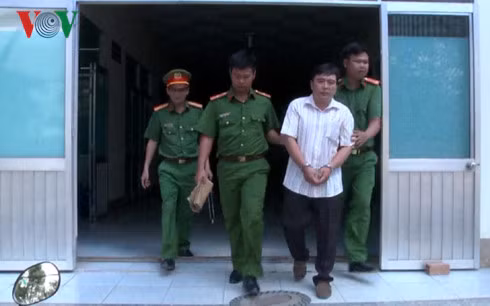 Công an thị xã Long Mỹ thực hiện lệnh bắt đối với Nguyễn Thành Tân