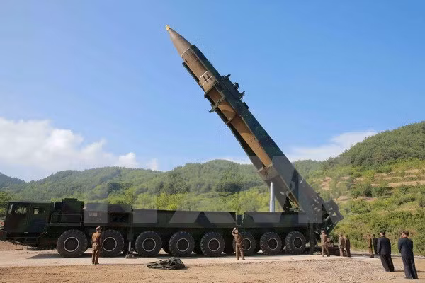 Tên lửa đạn đạo xuyên lục địa Hwasong-14 của Triều Tiên trước khi được phóng tại một địa điểm bí mật. (Nguồn: EPA/TTXVN)