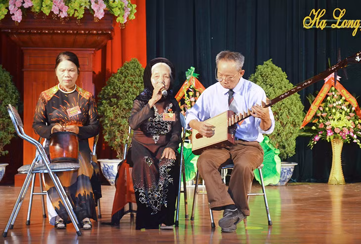 Ông kép Trần Văn Chấn đệm đàn cho ca nương Đặng Thị Tự hát nhà tơ.