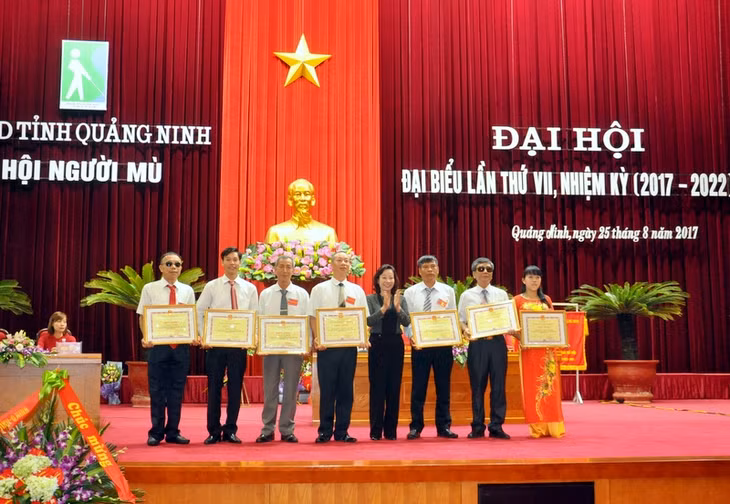 Các tập thể, cá nhận có thành tích xuất sắc trong nhiệm kỳ 2012-2017 được nhận Bằng khen của UBND tỉnh.