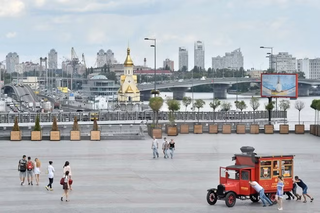 Người dân đi dạo ở Kiev, Ukraine. (Nguồn: AFP/TTXVN)