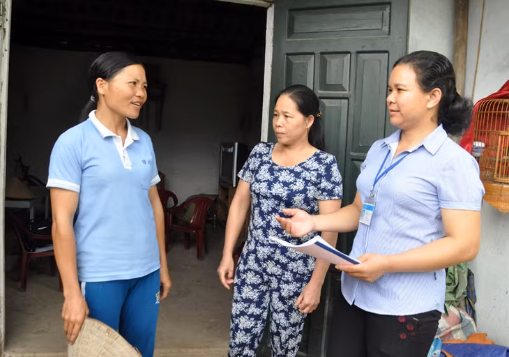 Cán bộ xã Hoành Mô thăm hỏi, nắm bắt về tình hình lao động xuất khẩu sang Trung Quốc làm thuê tại nhà chị Ngô Thị Tiến, thôn Cửa Khẩu. 