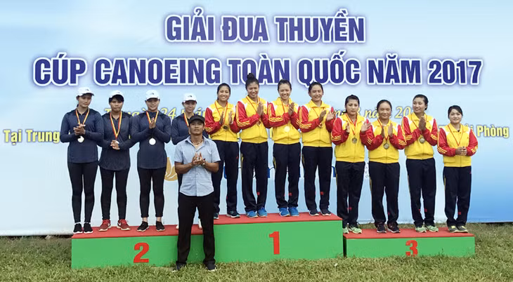Các VĐV Quảng Ninh nhận HCV thuyền K4.