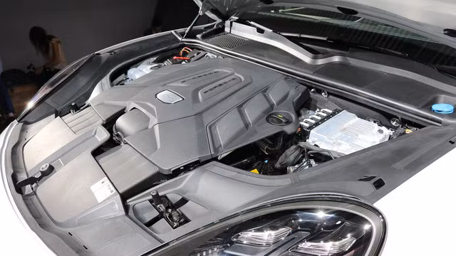 "Trái tim" của Porsche Cayenne S 2018 lại là máy xăng V6, tăng áp kép, dung tích 2,9 lít, tạo ra công suất tối đa 440 mã lực và mô-men xoắn cực đại 406 lb-ft. Như vậy, Porsche Cayenne S 2018 mạnh hơn 20 mã lực so với phiên bản cũ. Sức mạnh động cơ được truyền tới cả 4 bánh thông qua hộp số tự động 8 cấp tiêu chuẩn.