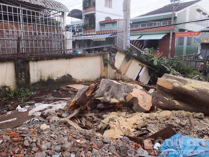 Đoạn tường rào của công ty cổ phần In Tiền Giang bị đổ sập