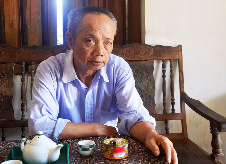 Ông Chấn buồn rầu vì cây đàn đáy bảo bối đã hỏng.