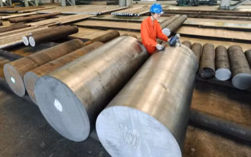 Bên trong một nhà máy sản xuất thép ở Đại Liên, Liêu Ninh, Trung Quốc - Ảnh: Reuters