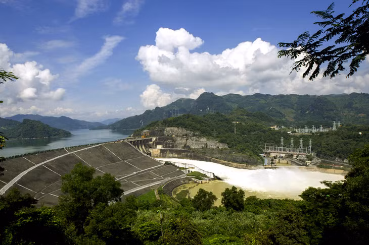 Toàn cảnh nhà máy thuỷ điện Hoà Bình xả lũ.