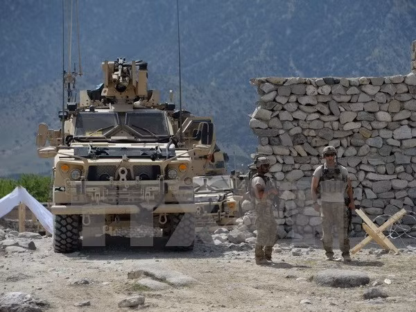 Binh sỹ Mỹ tuần tra tại khu vực xảy ra giao tranh với phiến quân IS ở huyện Achin, tỉnh Nangarhar ngày 15/4. (Nguồn: AFP/TTXVN)
