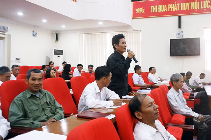 Cán bộ xã Tràng Lương, TX Đông Triều, phản ánh nguyện vọng của nhân dân trên địa bàn tại hội nghị giao ban với Thường trực Thị uỷ Đông Triều. Ảnh: Trần Thuyết (Trung tâm TT-VH Đông Triều)