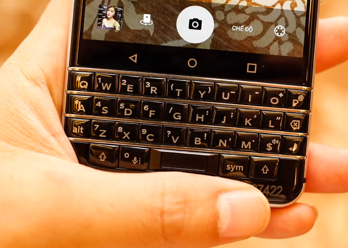 Điểm nổi bật ở BlackBerry KeyOne là bàn phím vật lý mới thông minh hơn, hỗ trợ cả dạng nhấn bình thường và cảm ứng, do đó, người dùng có thể thao tác để cuộn, vuốt tương tự trackpad. Bàn phím cũng có khả năng tùy biến mỗi phím, ví dụ đặt phím I để mở Instagram, hay F để mở Facebook. Riêng phím Space là nơi đặt cảm biến vân tay.