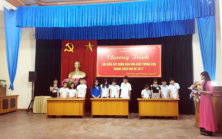 Các đội thi tìm hiểu kiến thức về Luật Giao thông đường bộ tại đêm lưu diễn tuyên truyền “Xây dựng văn hoá giao thông” ở phường Thanh Sơn, TP Uông Bí, tháng 8-2017.