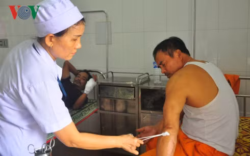 Nhân viên điện lực bị hành hung phải nhập viện.