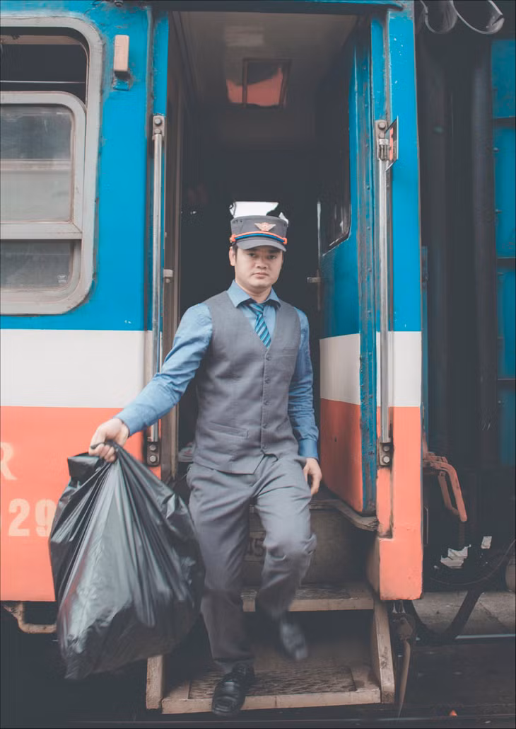 Một nhân viên trên tàu SE2 dừng tại thành phố Nha Trang. Ngành đường sắt Việt Nam đang nỗ lực không ngừng để xây dựng hệ thống hiện đại hơn. Trong tương lai không xa, những tuyến đường sắt trên cao, đường sắt cao tốc sẽ được đưa vào hoạt động, hội nhập với khu vực và thế giới. Cuộc thi ảnh 