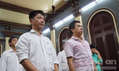 Các bị cáo nghe toà tuyên án.