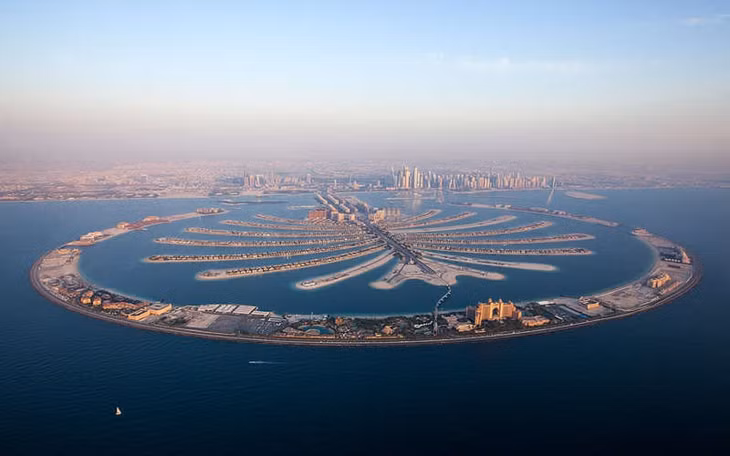 Bài toán đặt ra là làm cách nào để có thêm hàng trăm cây số bờ biển. Dubai đã giải quyết vấn đề này bằng cách xây dựng ba đảo nhân tạo lớn nhất thế giới. Ảnh: Travel&leisure.