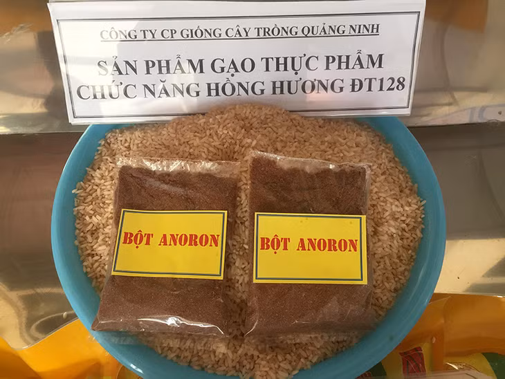 Gạo lức Hồng hương ĐT-128 xay xát lớp cám anoron bao bọc bên ngoài thì màu đỏ hồng.