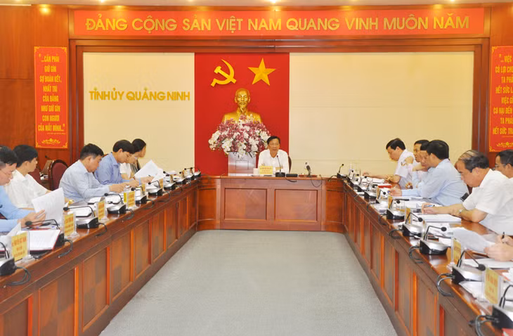 Đồng chí Nguyễn Văn Đọc, Bí thư Tỉnh ủy, Chủ tịch HĐND tỉnh chủ trì hội nghị