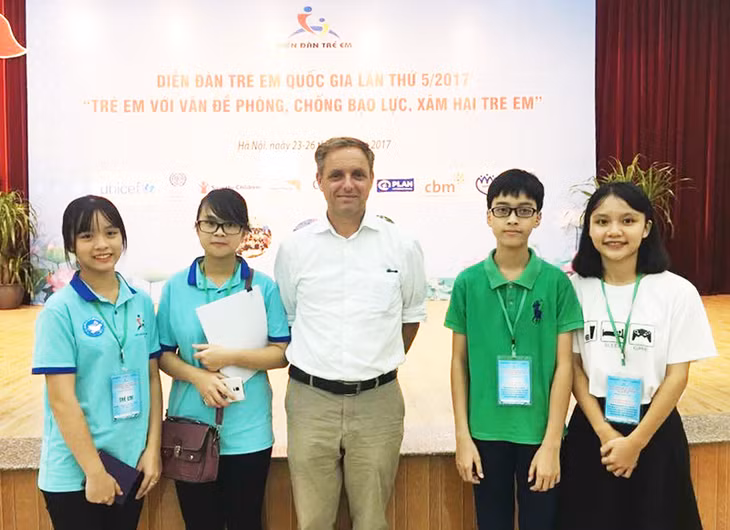 Đại biểu trẻ em tỉnh Quảng Ninh tham gia Diễn đàn trẻ em quốc gia 2017 chụp ảnh lưu niệm cùng đại diện của Văn phòng UNICEF tại Việt Nam