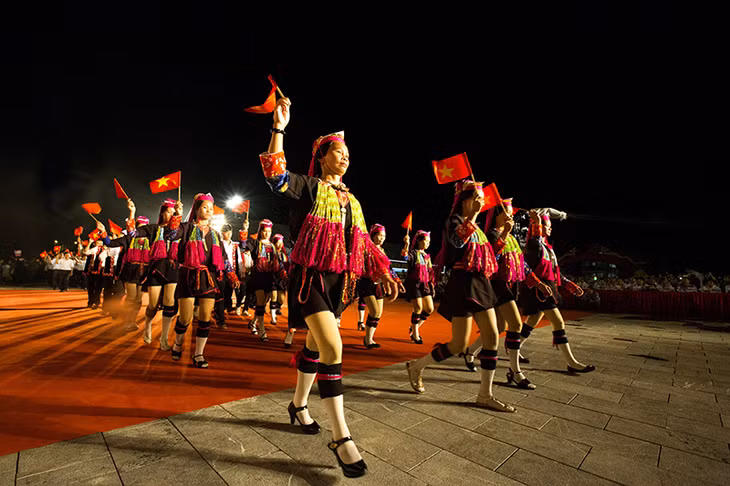 Phụ nữ dân tộc Dao Thanh Y (Tiên Yên) tham gia diễu hành.