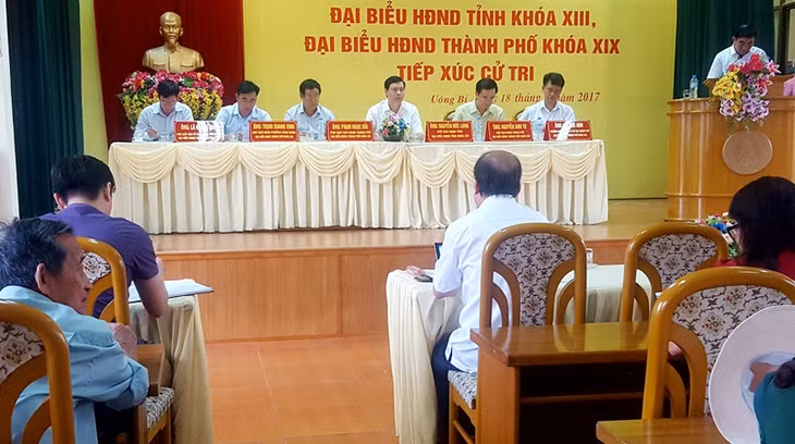 Phó Bí thư Tỉnh ủy, Chủ tịch UBND tỉnh, đại biểu HĐND tỉnh Nguyễn Đức Long và các đại biểu HĐND TP Uông Bí tiếp xúc với cử tri phường Vàng Danh và xã Thượng Yên Công (TP Uông Bí), tháng 6-2017. Ảnh: Lê Hải