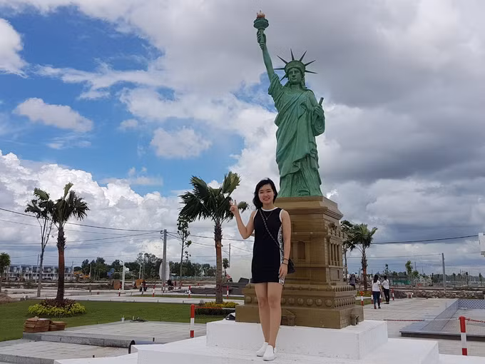 Tượng Nữ thần Tự do, biểu tượng của New York, Mỹ, cũng góp mặt trong khuôn viên.
