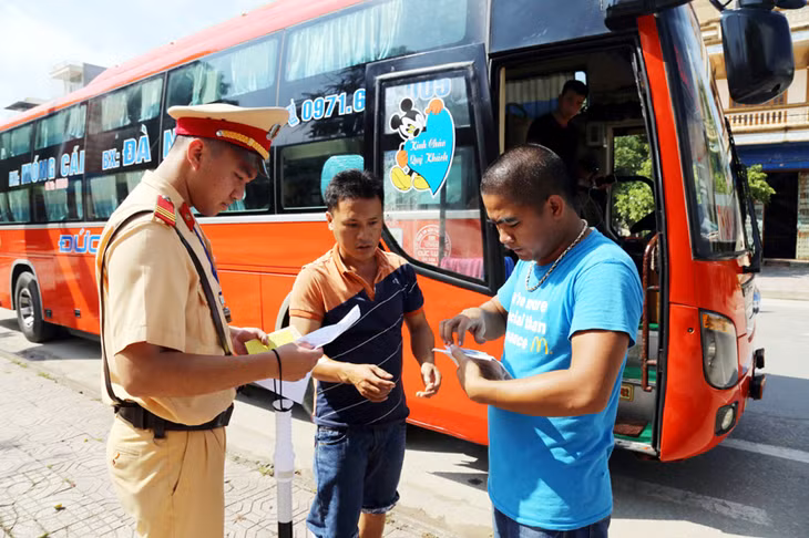 CSGT Công an TP Móng Cái kiểm tra, xử lý phương tiện xe khách dừng đỗ đón, trả khách không đúng quy định.