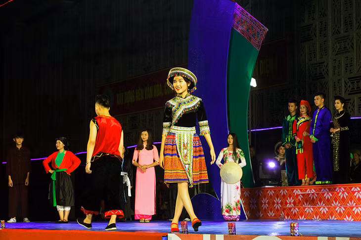 Thi trình diễn trang phục truyền thống của thiếu nữ người Mông đến từ Lạng Sơn.
