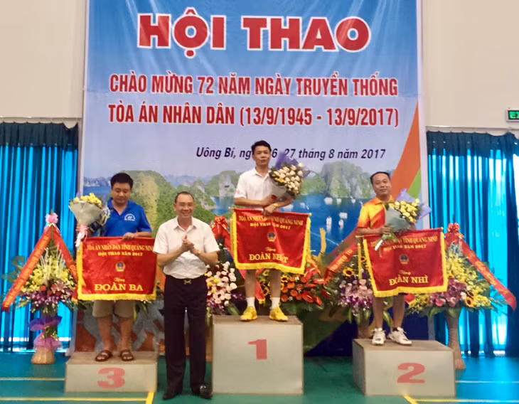 BTC trao giải Toàn đoàn cho các đơn vị: TAND tỉnh, TAND thành phố Uông Bí và TAND thành phố Hạ Long