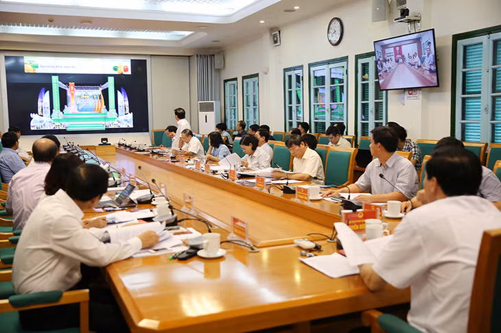 Đại biểu dự họp xem mô hình mô phỏng thiết kế sân khấu khai mạc Hội chợ.