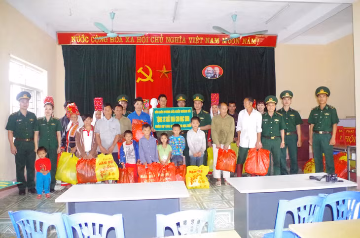Các đơn vị tặng quà cho học sinh nghèo bản Phật Chỉ, xã Đồng Văn (Bình Liêu). Ảnh CTV
