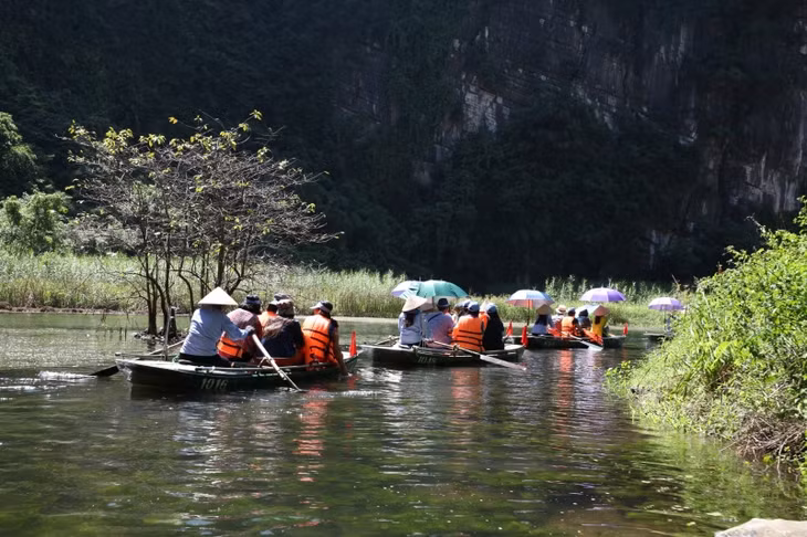  Đoàn khảo sát danh thắng Tràng An (Ninh Bình)
