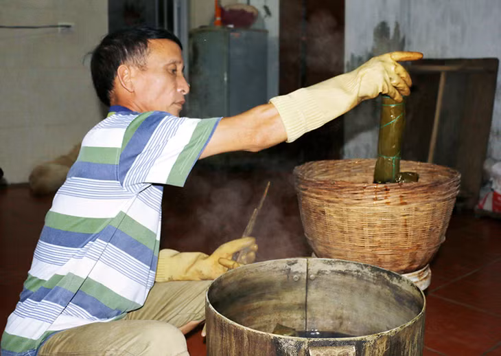 Nghệ nhân Bùi Văn Vần, xã Phong Cốc, TX Quảng Yên cẩn thận thực hiện khâu luộc bánh gio.
