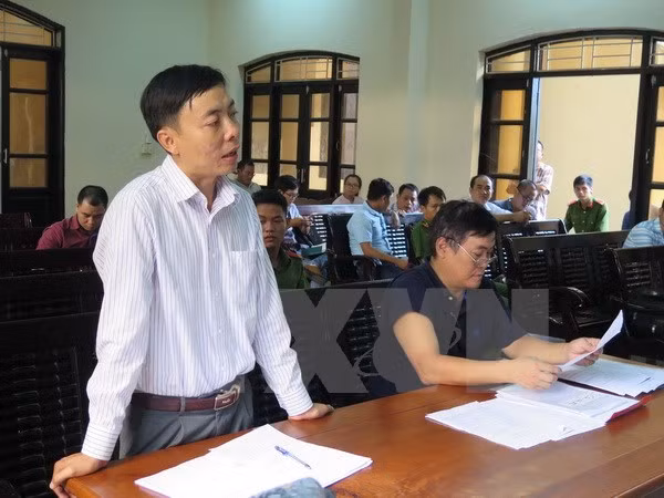 Đại diện Công ty cổ phần Đóng tàu Bảo Duy tranh luận tại phiên tòa. (Ảnh: Đoàn Hữu Trung/TTXVN)